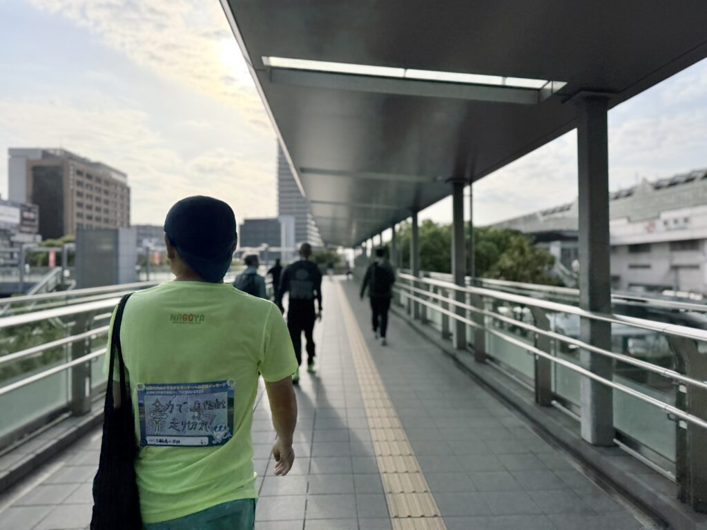 ぎふ清流ハーフマラソン ドーミーインを出発し岐阜駅へ向かう道
