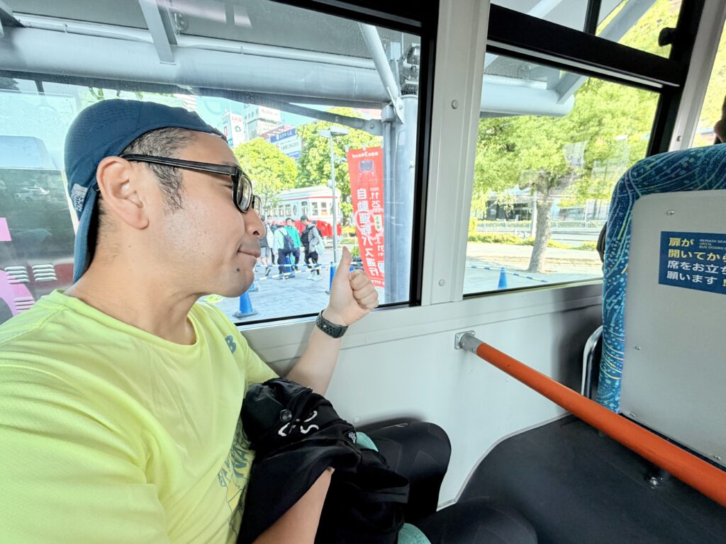 ぎふ清流ハーフマラソン 会場へ向かうシャトルバスに乗車