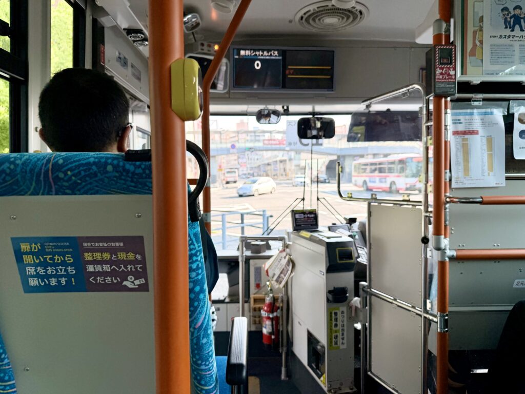 ぎふ清流ハーフマラソン 会場へ向かうシャトルバスに乗車