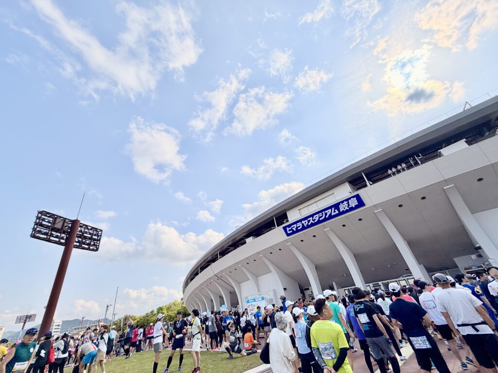 ぎふ清流ハーフマラソン スタート会場のヒマラヤスタジアム