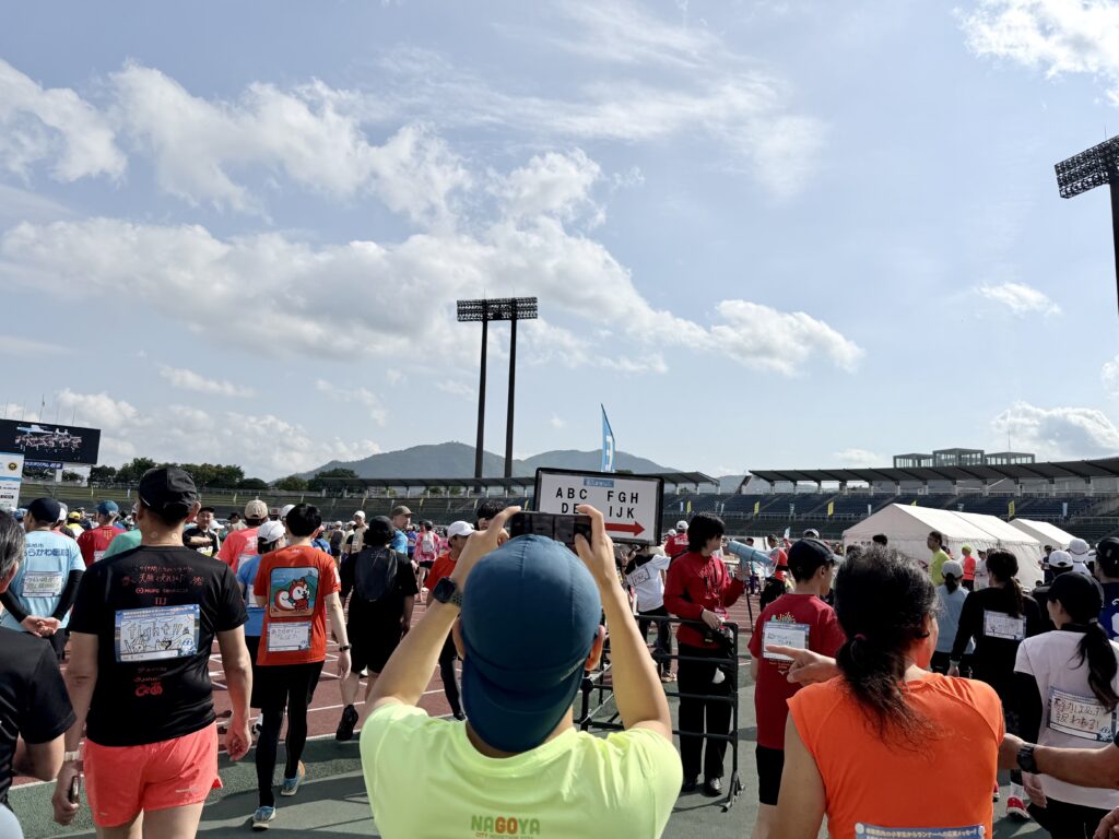 ぎふ清流ハーフマラソン スタートブロックへ整列