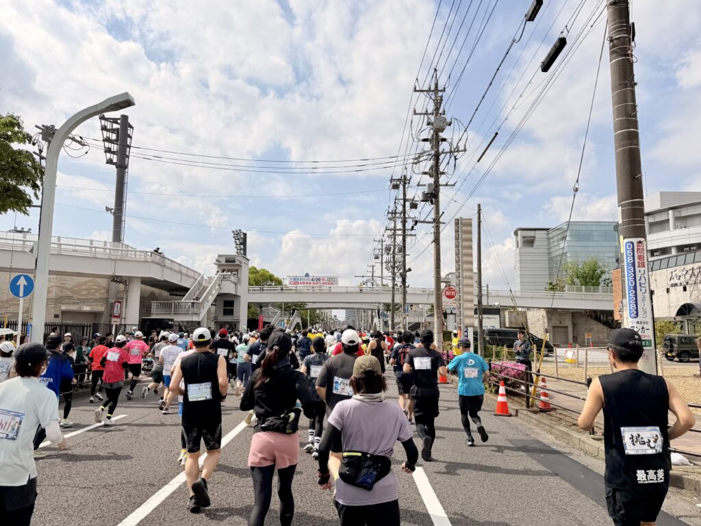 ぎふ清流ハーフマラソン スタート地点直後の様子