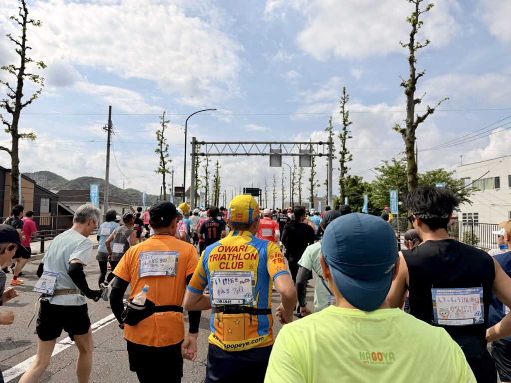ぎふ清流ハーフマラソン スタート直後 金華橋手前