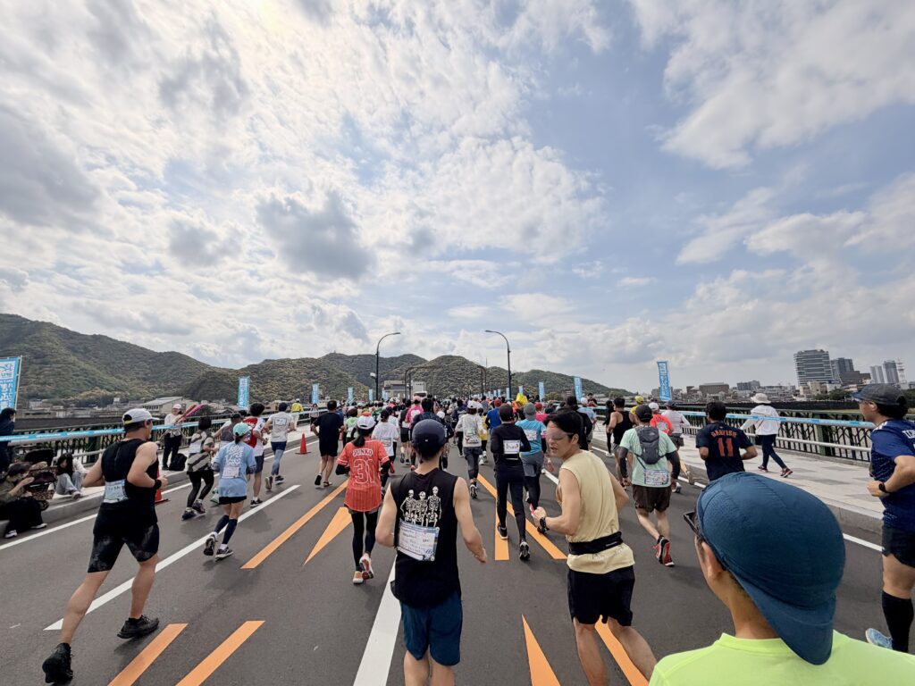 ぎふ清流ハーフマラソン 金華橋を渡る様子