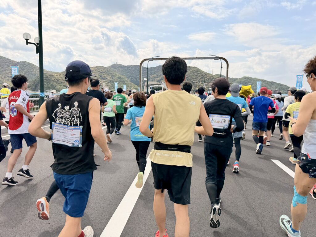 ぎふ清流ハーフマラソン 金華橋を渡る様子