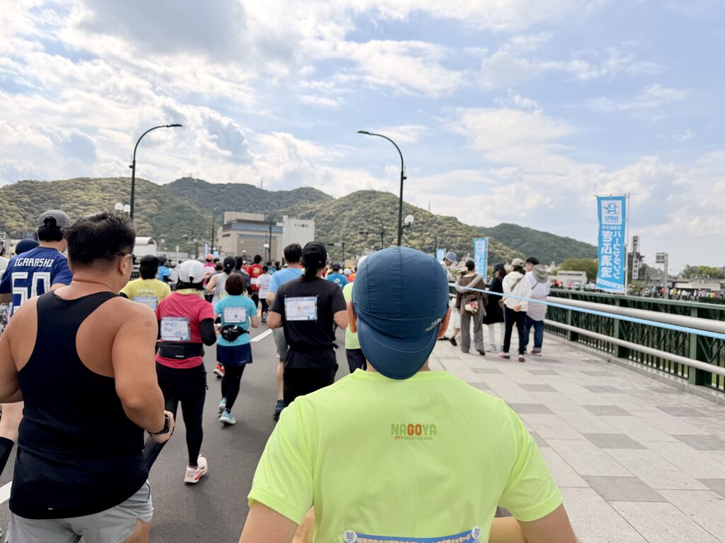 ぎふ清流ハーフマラソン 金華橋を渡る様子