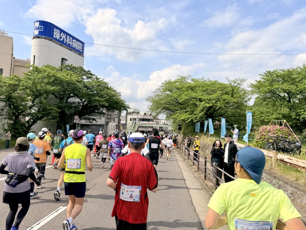 ぎふ清流ハーフマラソン 市街地エリアへ向かう様子