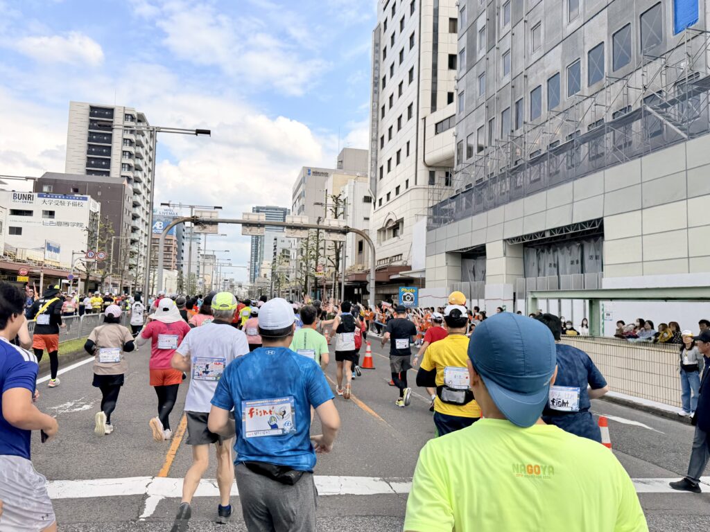 ぎふ清流ハーフマラソン 岐阜駅前の折り返し地点