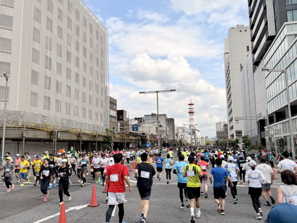 ぎふ清流ハーフマラソン 岐阜駅から長良川へ向かう市街地エリアの様子