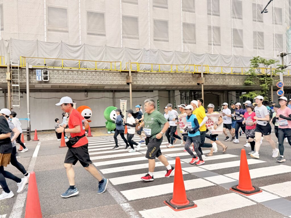 ぎふ清流ハーフマラソン 岐阜駅から長良川へ向かう市街地エリアの様子
