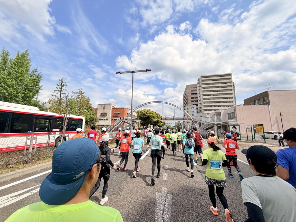 ぎふ清流ハーフマラソン 歩道橋からはボランティアさんの応援も
