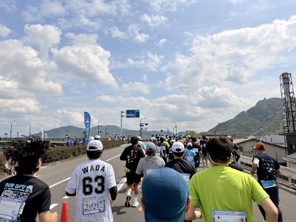 ぎふ清流ハーフマラソン もうすぐ長良川沿いに合流