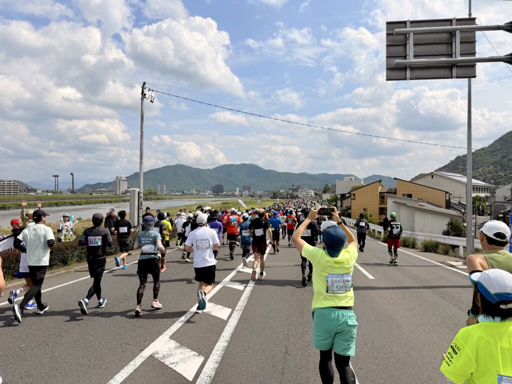 ぎふ清流ハーフマラソン 長良川沿いに合流