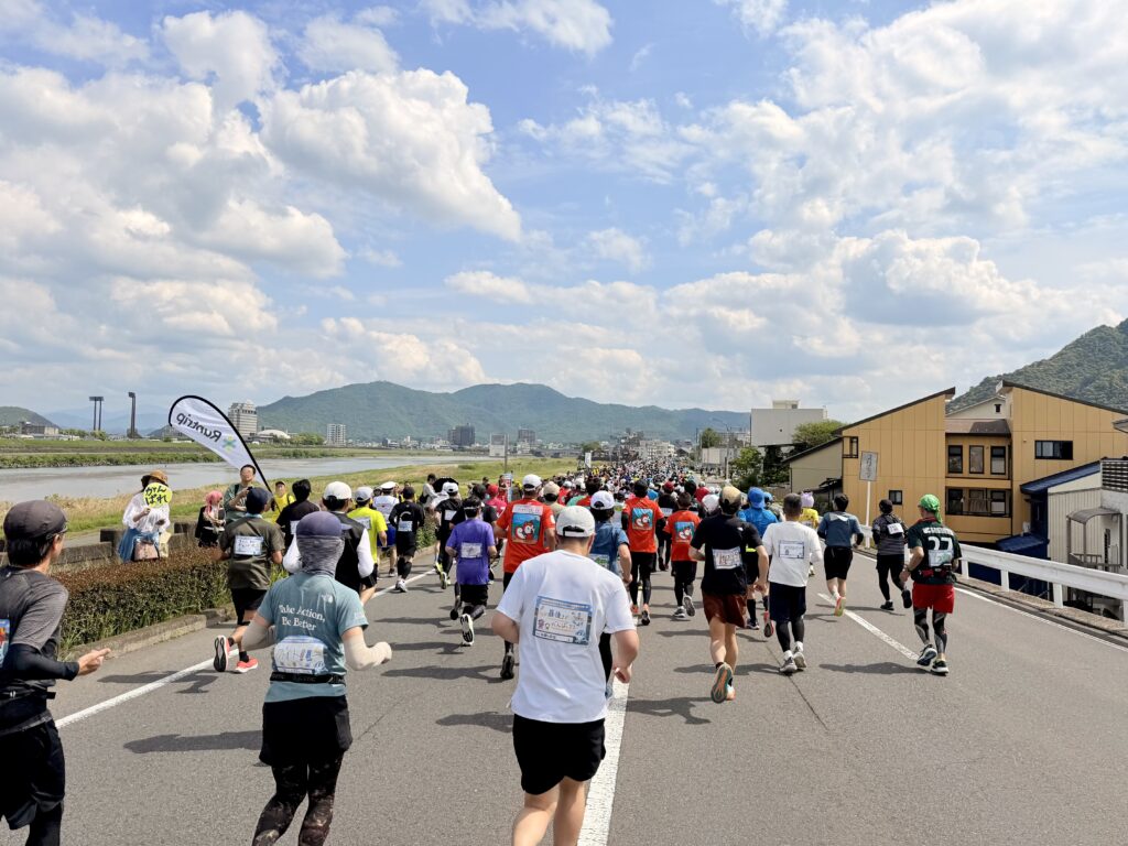 ぎふ清流ハーフマラソン 市街地エリアを抜け長良川沿へ