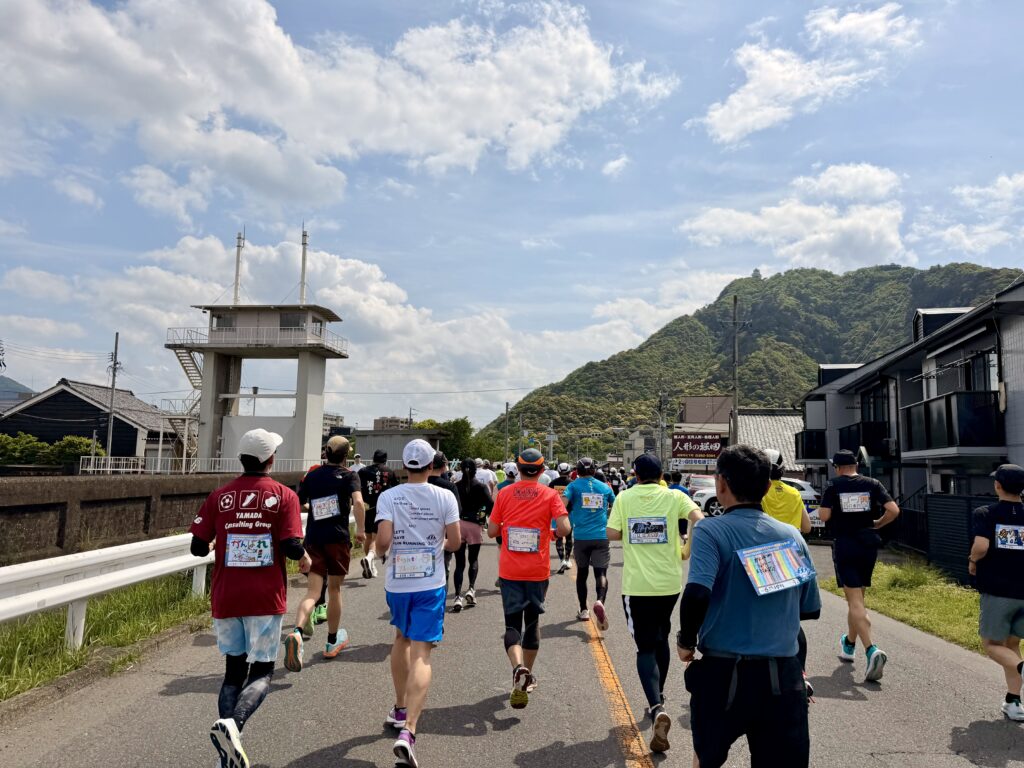 ぎふ清流ハーフマラソン 長良川沿いを走る様子