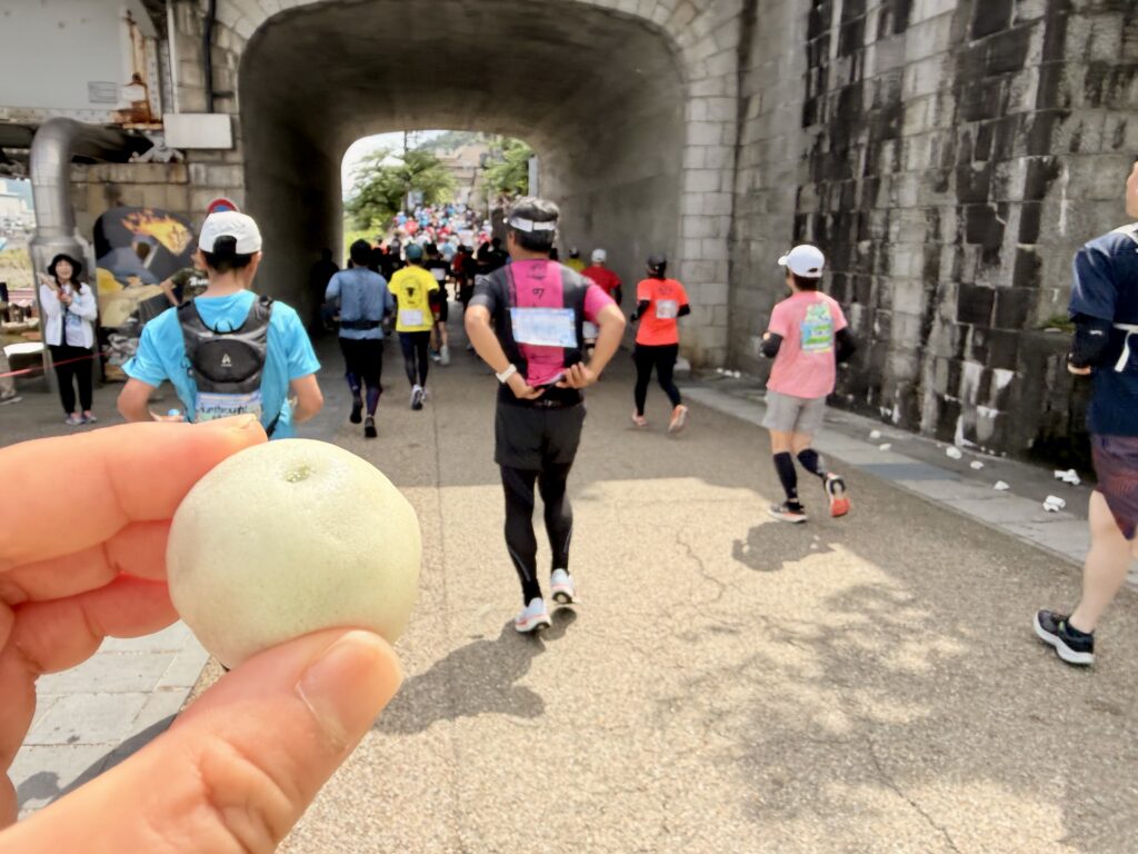 ぎふ清流マラソン2026 川原町界隈 私設エイドでおまんじゅうをゲット