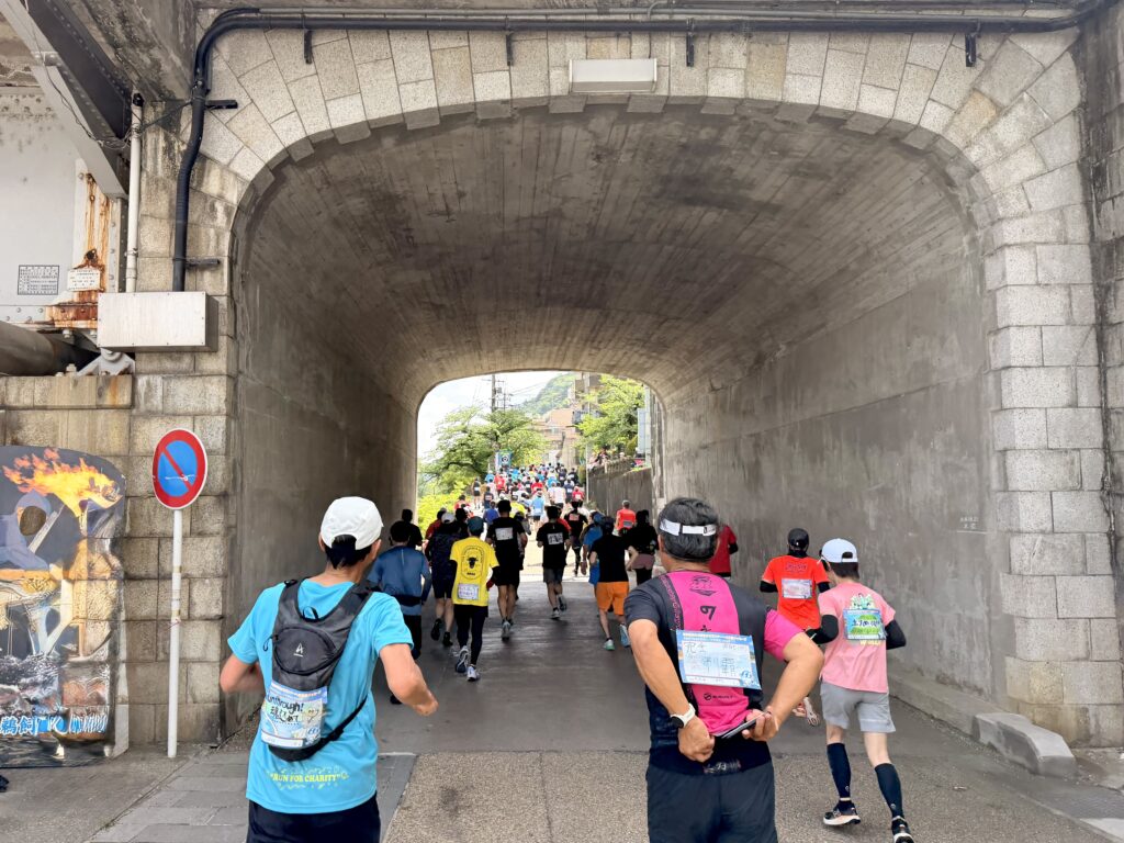 ぎふ清流マラソン2026 川原町界隈 私設エイドを持ってトンネルをくぐる