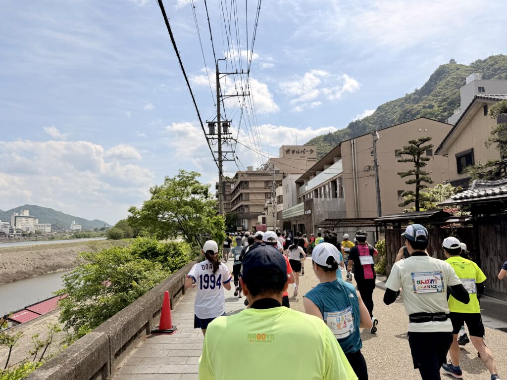 ぎふ清流マラソン2026 長良川沿いの様子