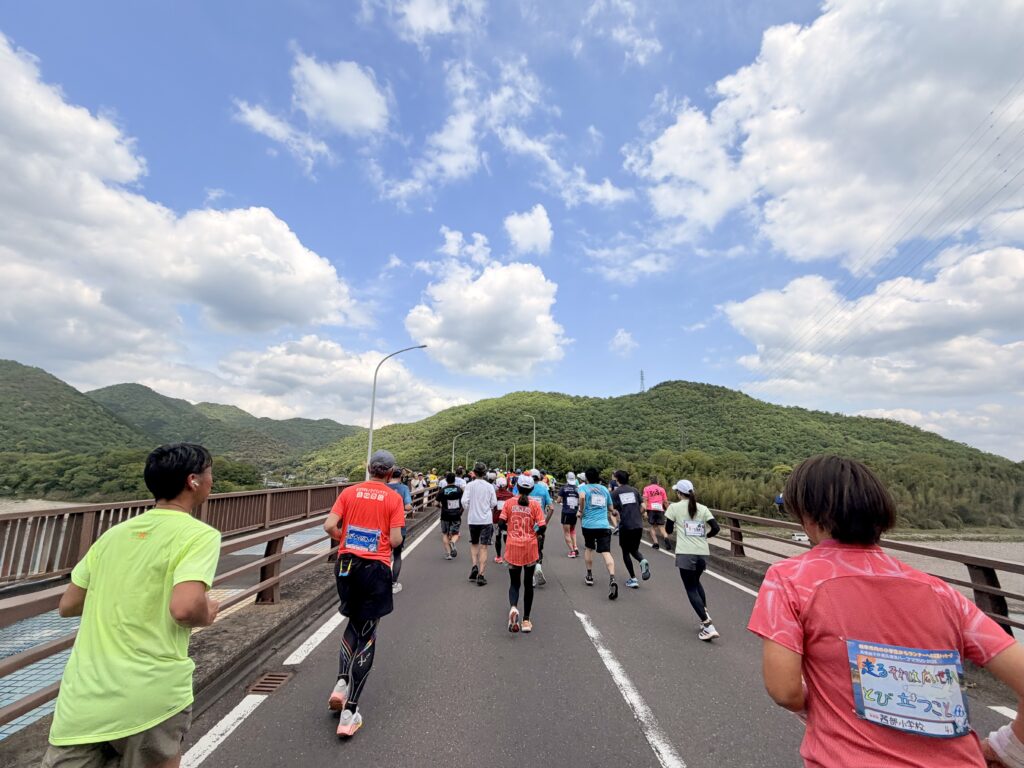ぎふ清流ハーフマラソン 千鳥橋で長良川を渡る