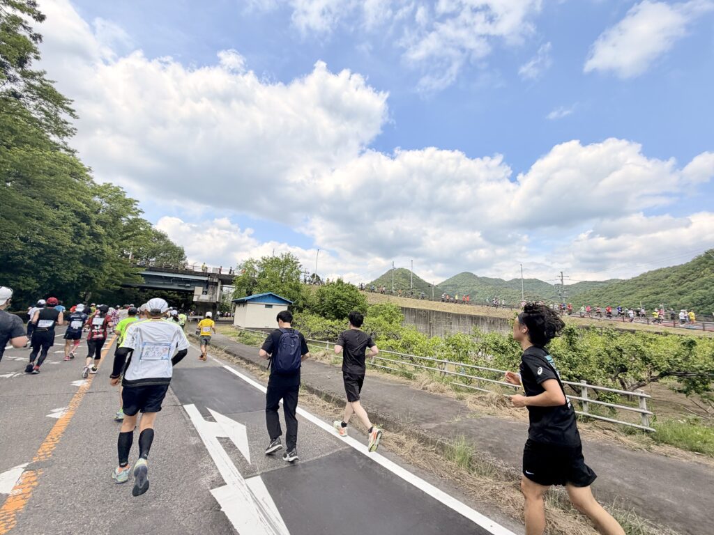 ぎふ清流ハーフマラソン 13.2km関門通過