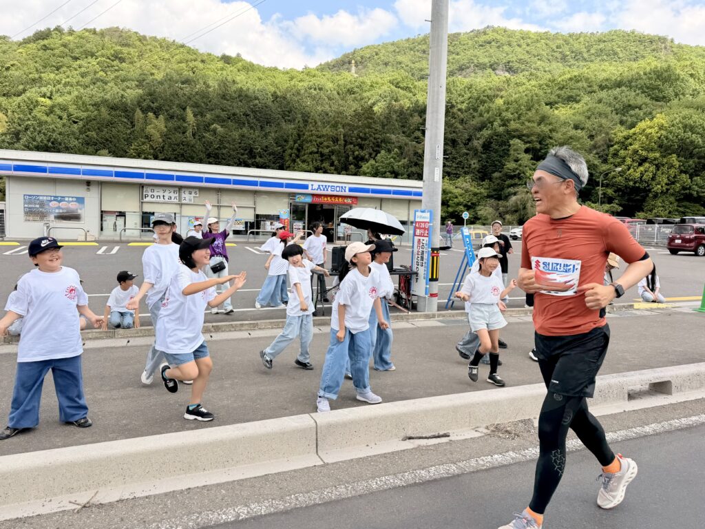 ぎふ清流ハーフマラソン ローソン前ではダンスで応援