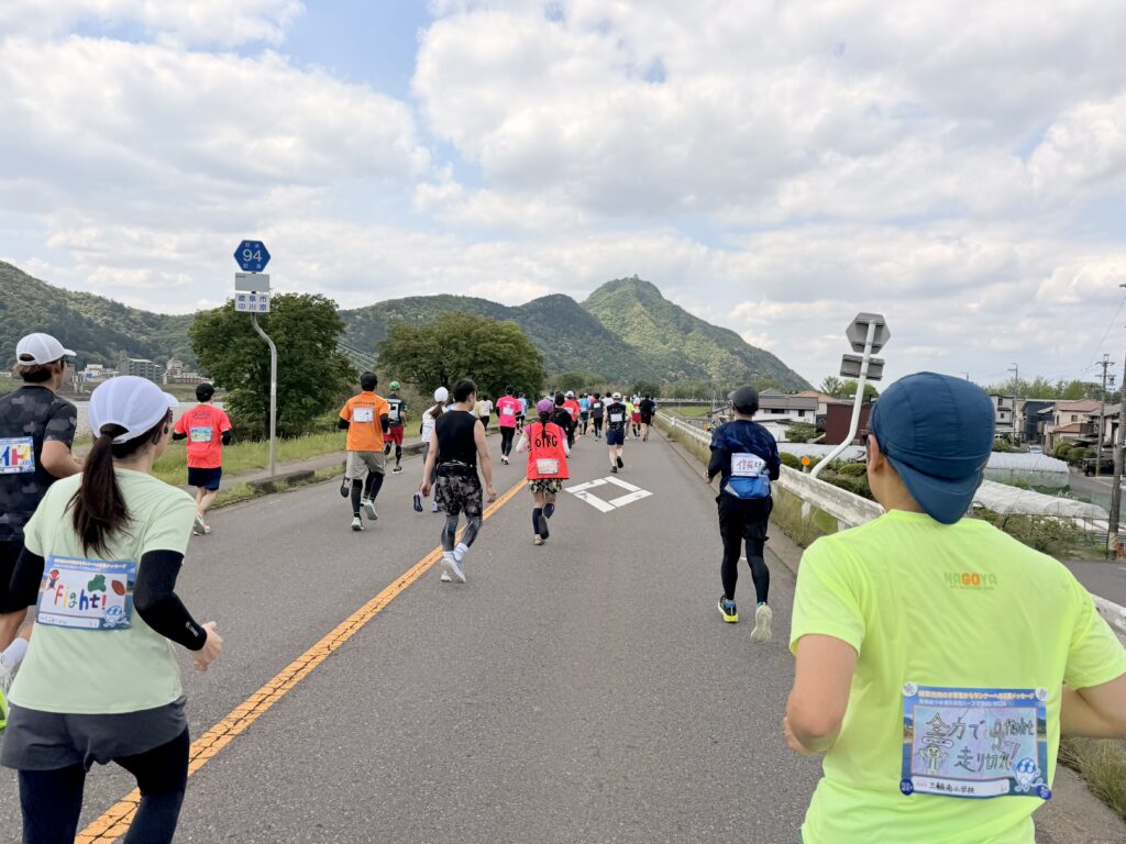 ぎふ清流ハーフマラソン コースに沿ってランナーがたくさん