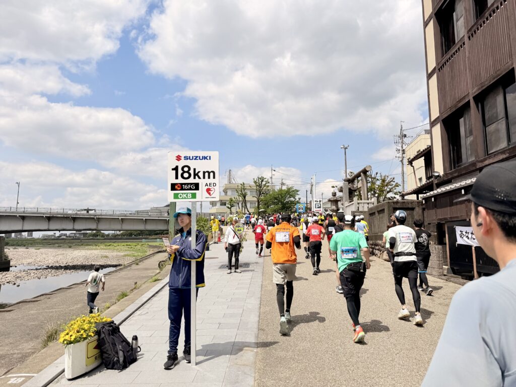 ぎふ清流ハーフマラソン 長良川プロムナードで18km地点通過