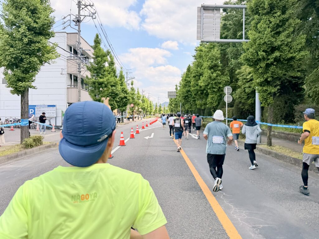ぎふ清流ハーフマラソン メモリアルセンター西交差点を右折