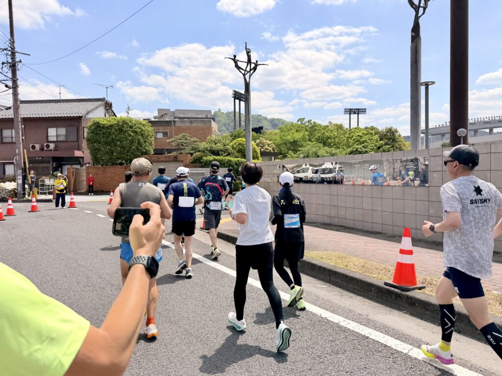 ぎふ清流ハーフマラソン いよいよ岐阜メモリアルセンター内へ