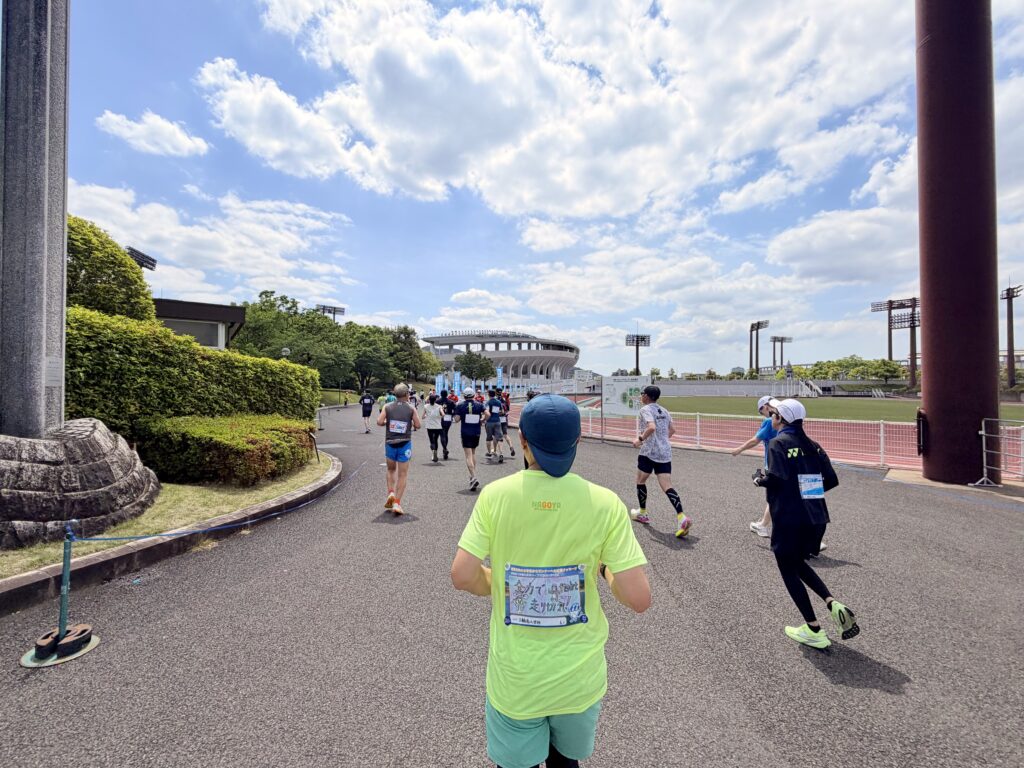 ぎふ清流ハーフマラソン メモリアルセンター内をヒマラヤスタジアムに向けて走る