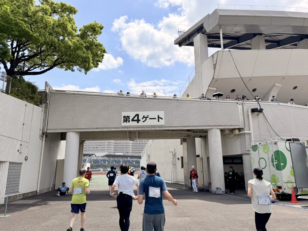 ぎふ清流ハーフマラソン メモリアルセンター内をヒマラヤスタジアムへ入るゲート