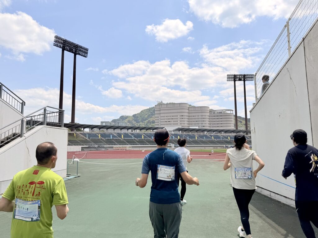 ぎふ清流ハーフマラソン メモリアルセンター内のヒマラヤスタジアムへ