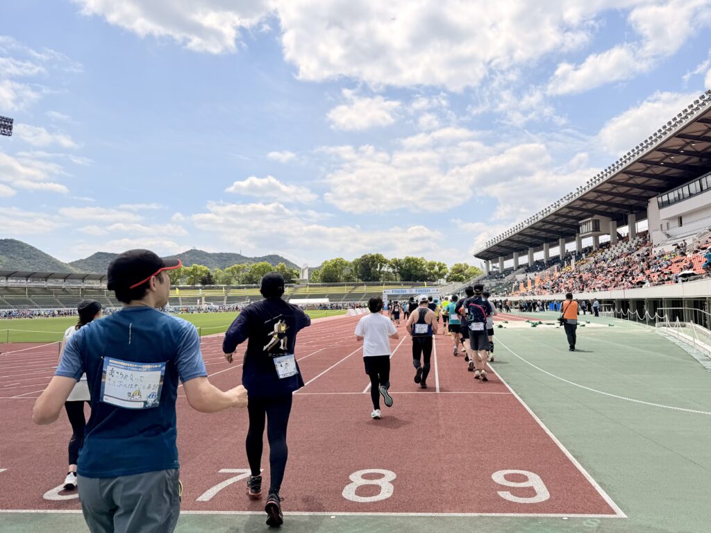 ぎふ清流ハーフマラソン メモリアルセンター内をヒマラヤスタジアムのトラックへ