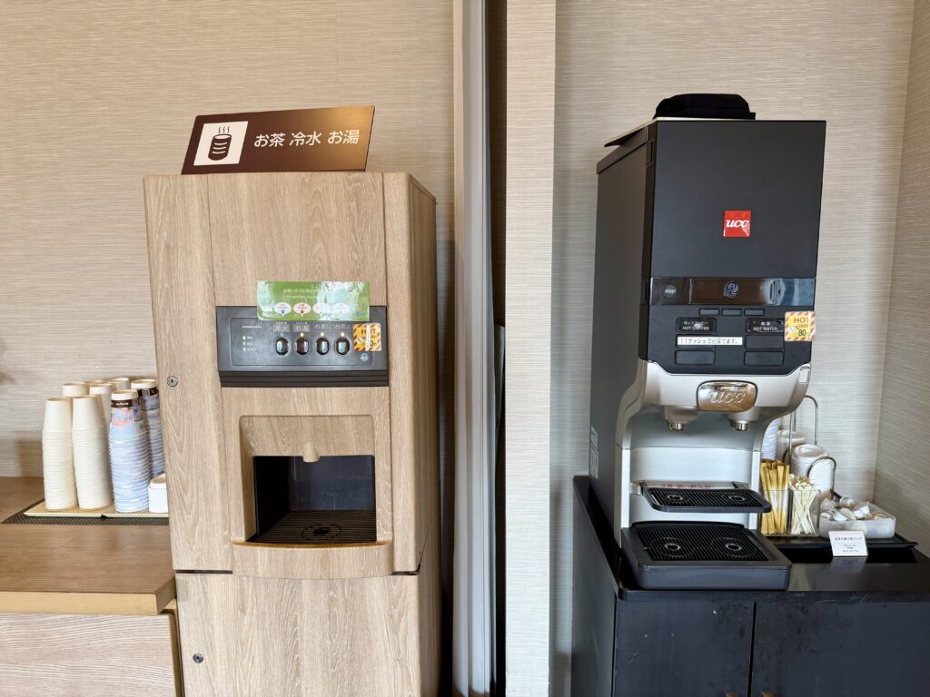 ドーミーイン岐阜駅前 ウェルカムドリンクのお茶機とコーヒーマシーン