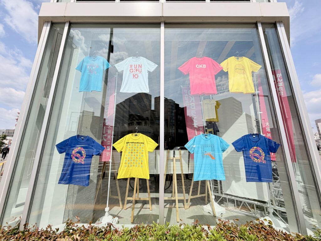 ぎふ清流ハーフマラソン2026 歴代Tシャツが飾られた大垣共立銀行