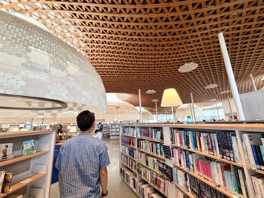 みんなの森 ぎふ メディアコスモス 図書館の様子