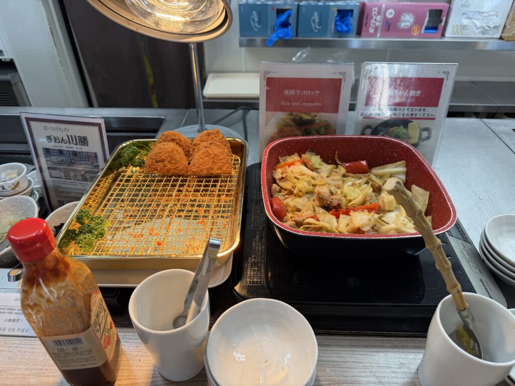 ドーミーイン岐阜駅前の朝食 飛騨牛コロッケと鶏ちゃん焼き