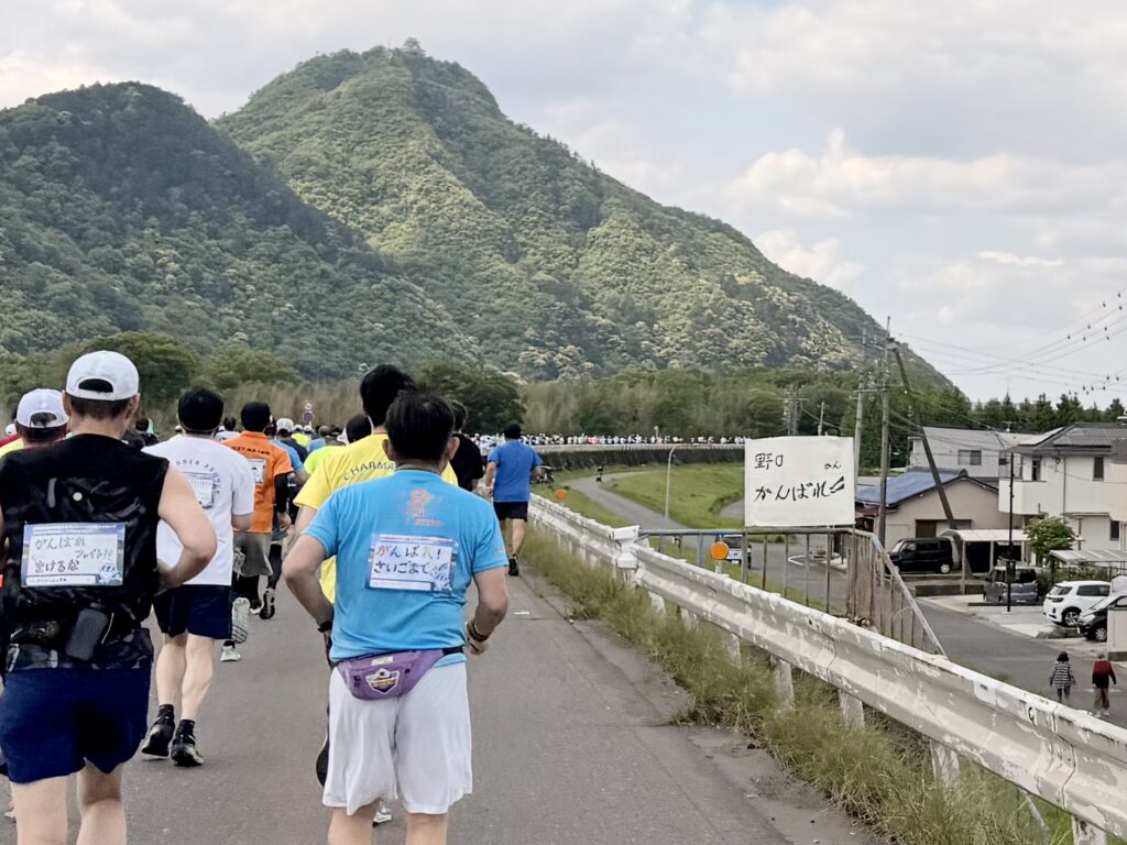 ぎふ清流ハーフマラソン コースに沿ってランナーがたくさん