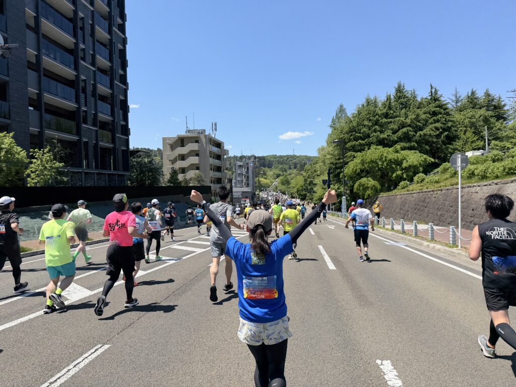 仙台国際ハーフマラソン 広瀬川への下りでバンザイ