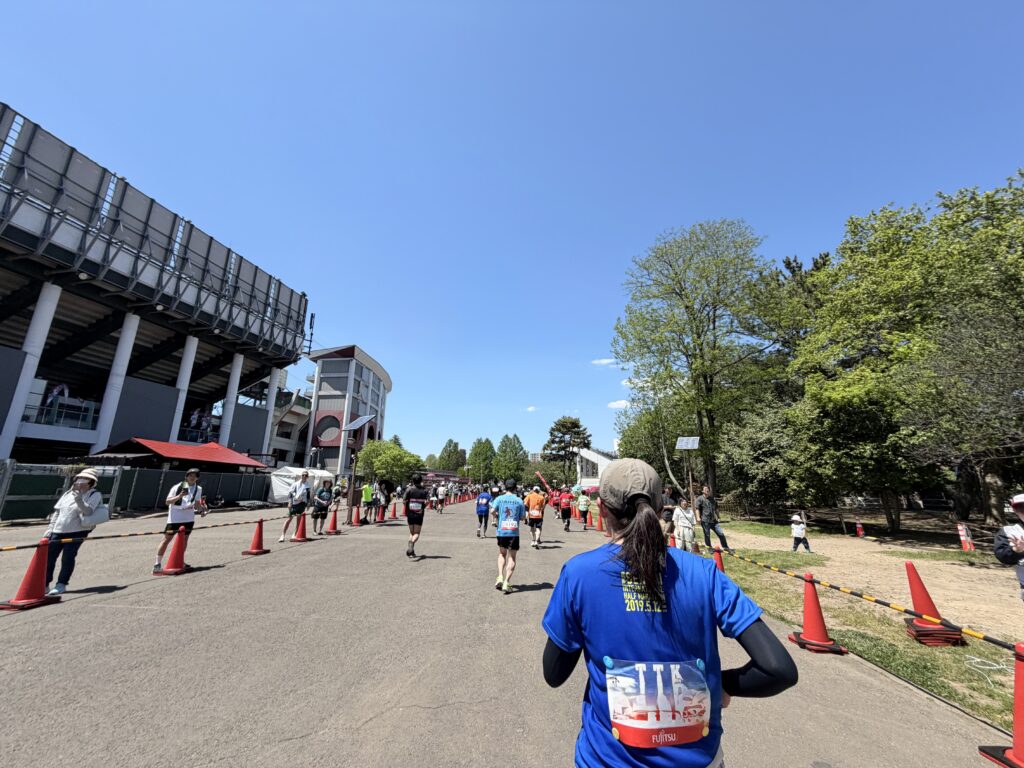 仙台国際ハーフマラソン 宮城野原公園総合運動場を弘進ゴム アスリートパーク仙台へ向けて走る
