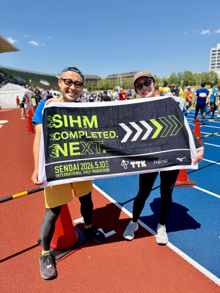仙台国際ハーフマラソン ゴールして完走タオルと一緒に記念撮影
