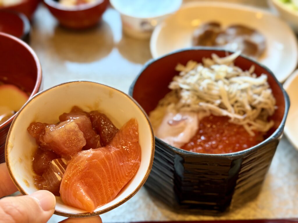 御宿野乃仙台 朝食 海鮮丼と別盛り海鮮
