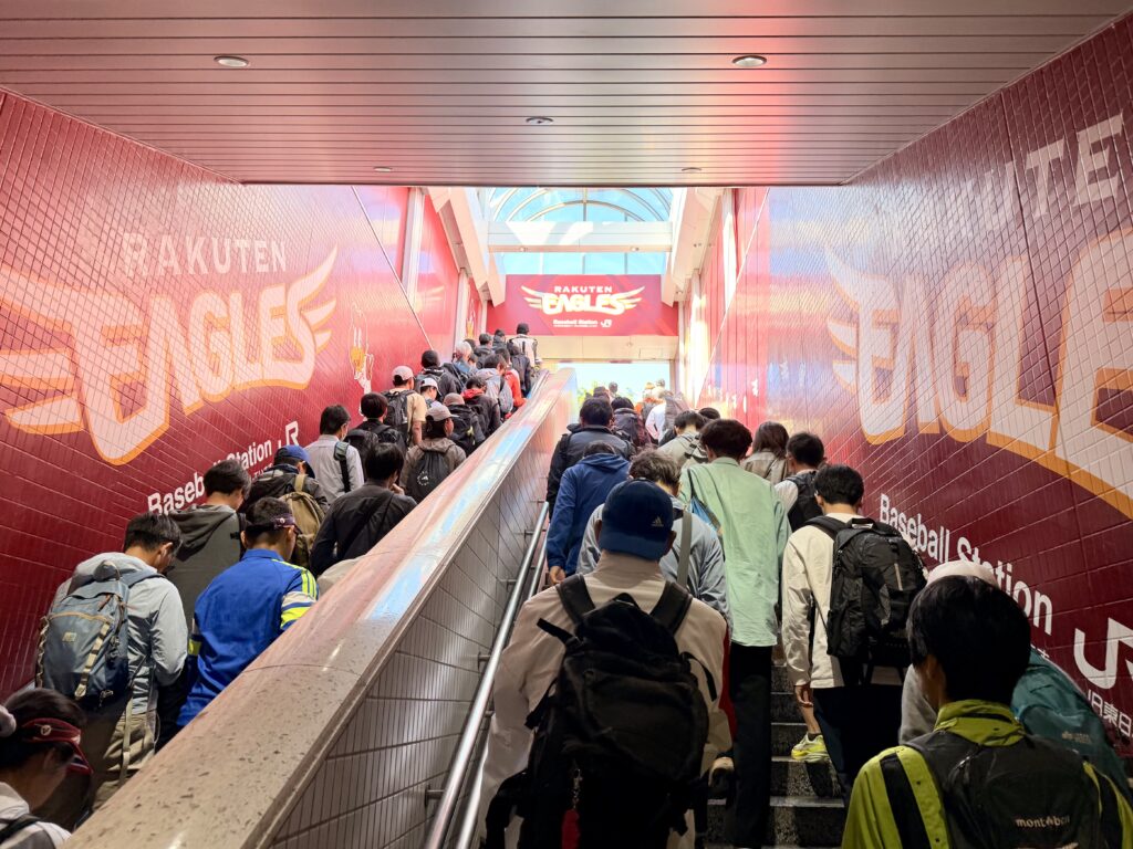 仙台国際ハーフマラソン 宮城野原駅の階段 楽天イーグルス