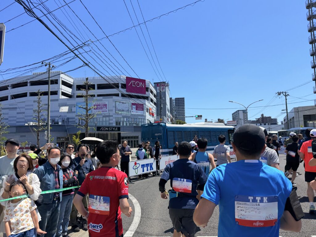 仙台国際ハーフマラソン 1.7km折り返し イオンスタイル仙台卸町前通過