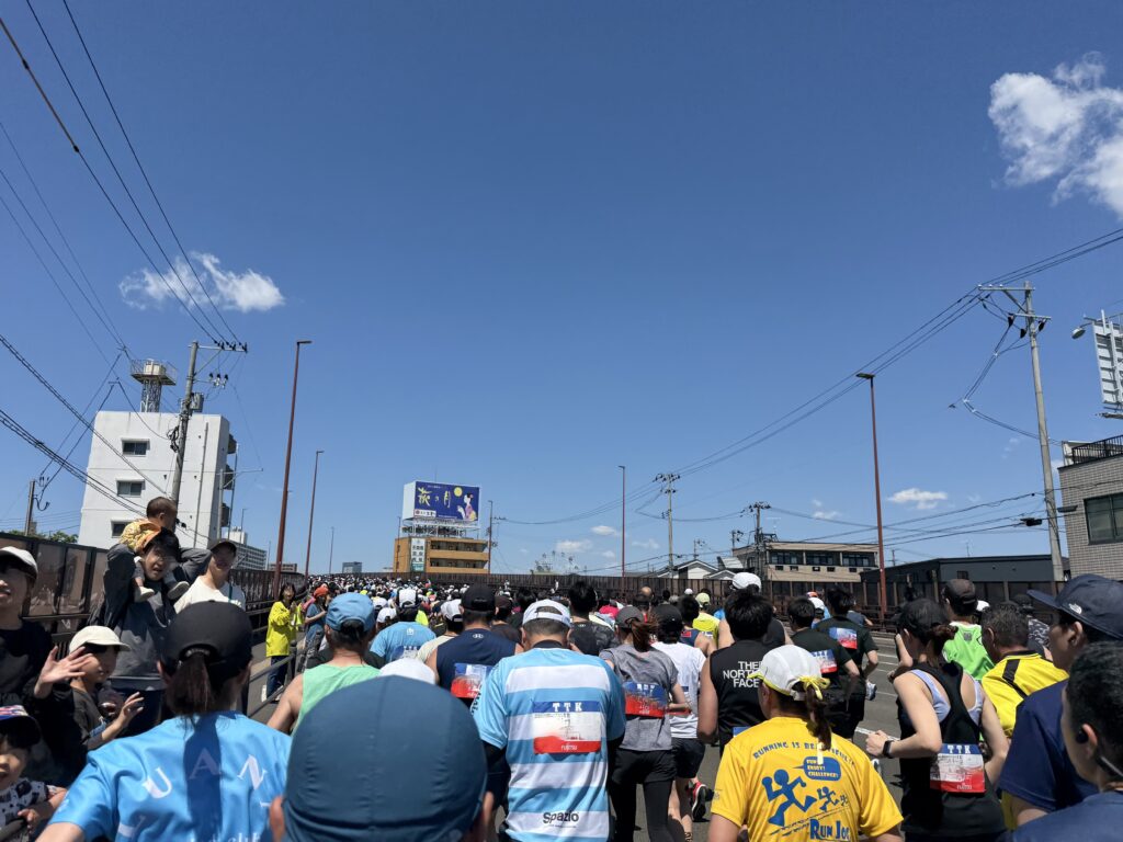 仙台国際ハーフマラソン 薬師堂橋の陸橋の上り
