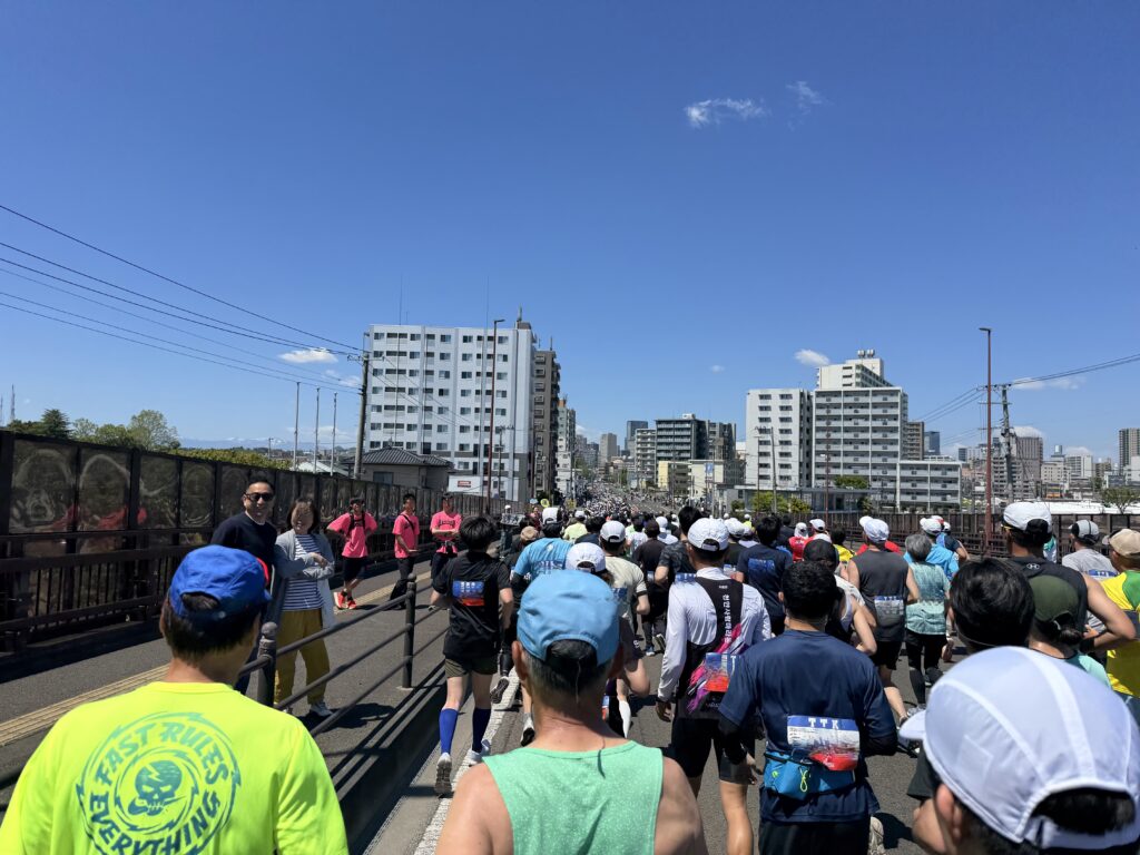 仙台国際ハーフマラソン 薬師堂橋の陸橋を再び渡る