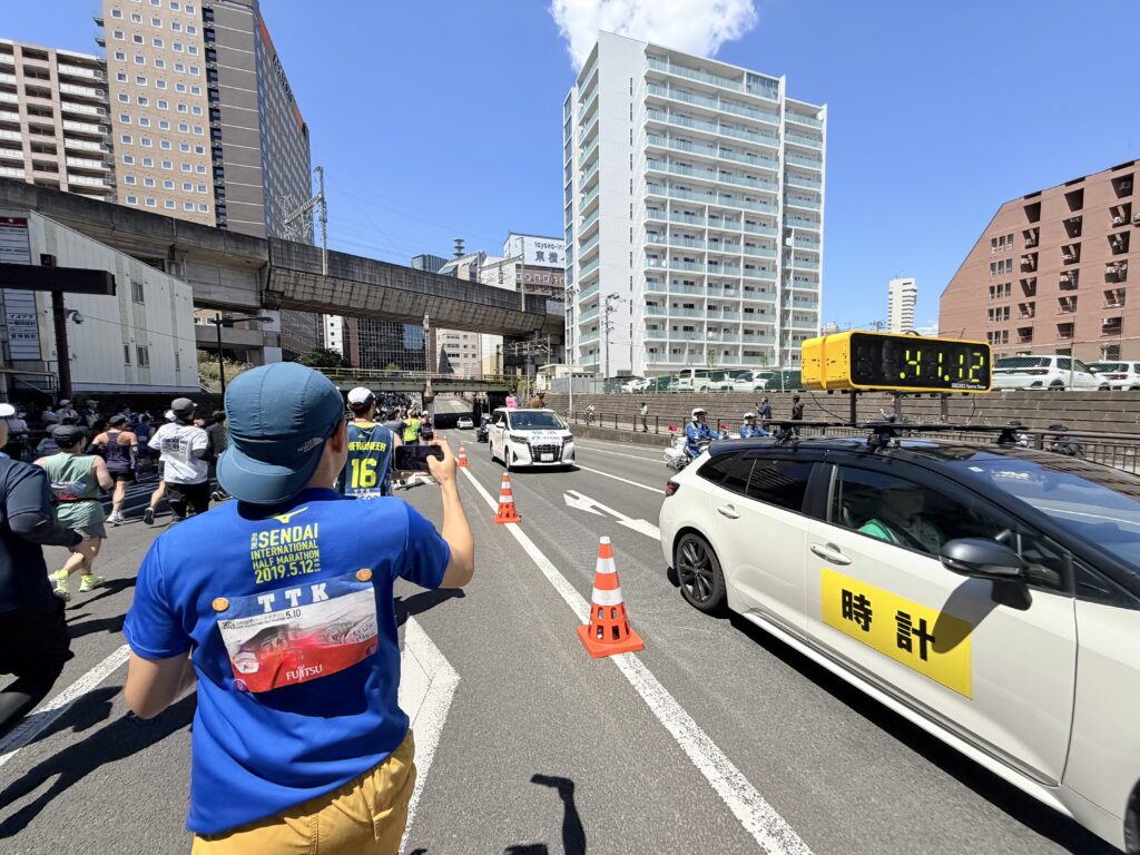 仙台国際ハーフマラソン 新北目町ガードへ トップランナーとすれ違う