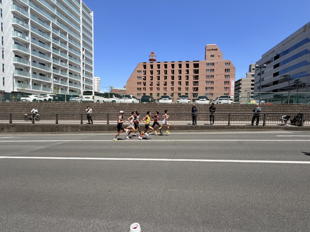 仙台国際ハーフマラソン 新北目町ガードでトップランナーとすれ違う