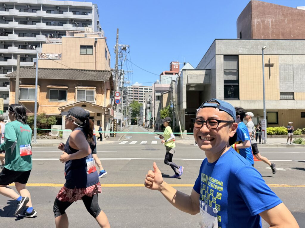 仙台国際ハーフマラソン 日本基督教団仙台五橋教会前を通過