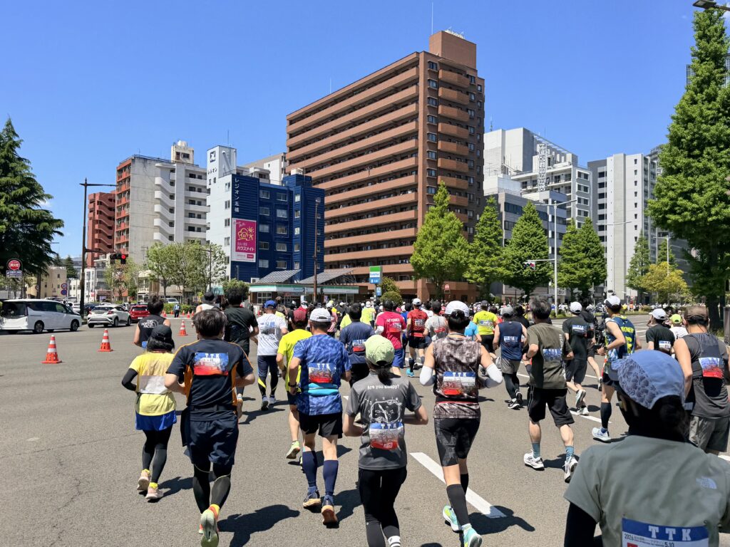 仙台国際ハーフマラソン 東二番町通りへ
